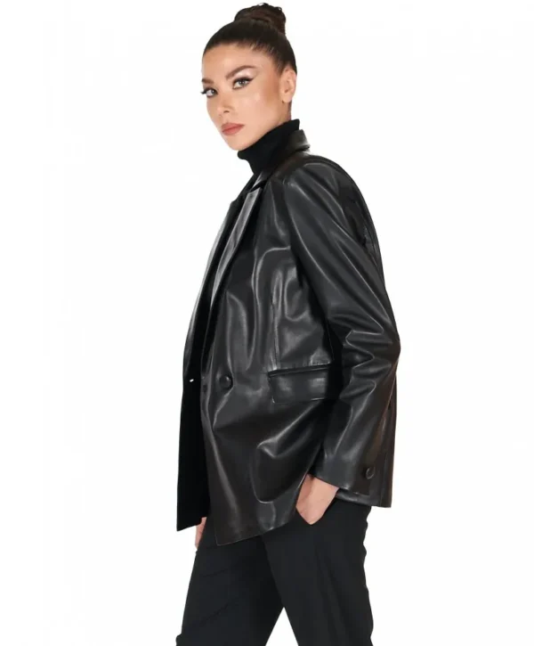 Black double-breasted leather blazer button closure - Image 2